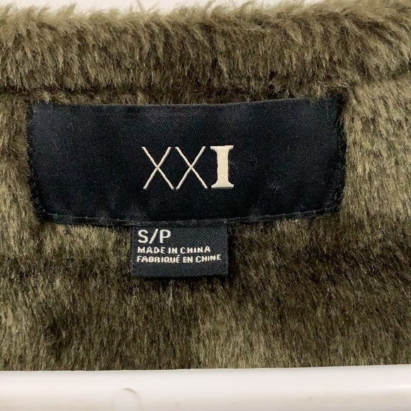 Amazing XXI faux fur vest Size Small Petite, gorgeous green and very good cond - Picture 3 of 7